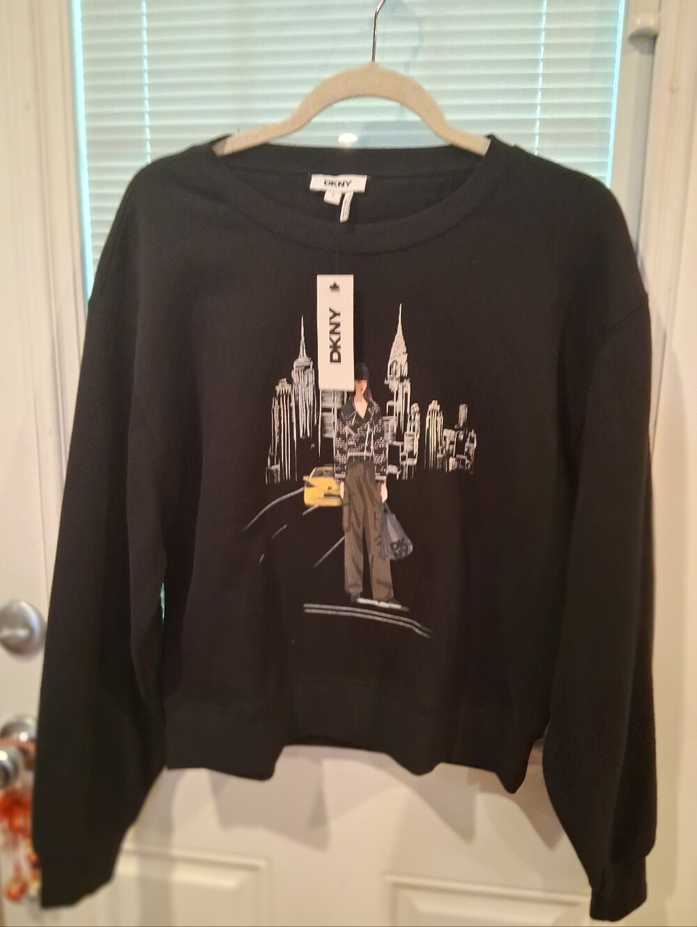 sku109 NWT DKNY Women's Black Graphic Crewneck Sweater Size M Christmas Gift